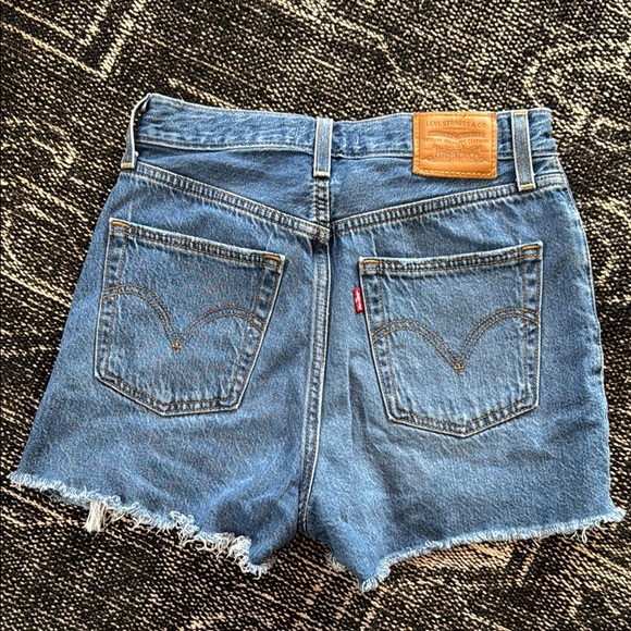 Levi’s Ribcage Shorts - Picture 4 of 4